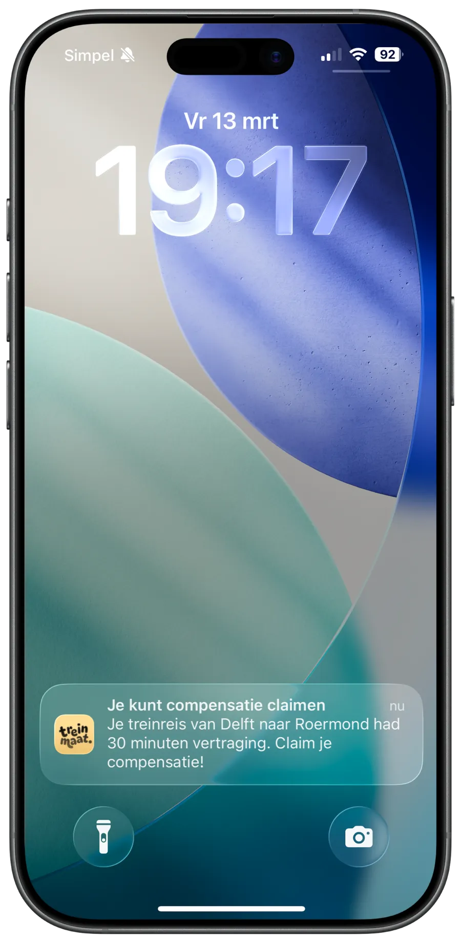 iPhone lockscreen met een Treinmaat push-notificatie over een claimbare treinreis Delft – Roermond.